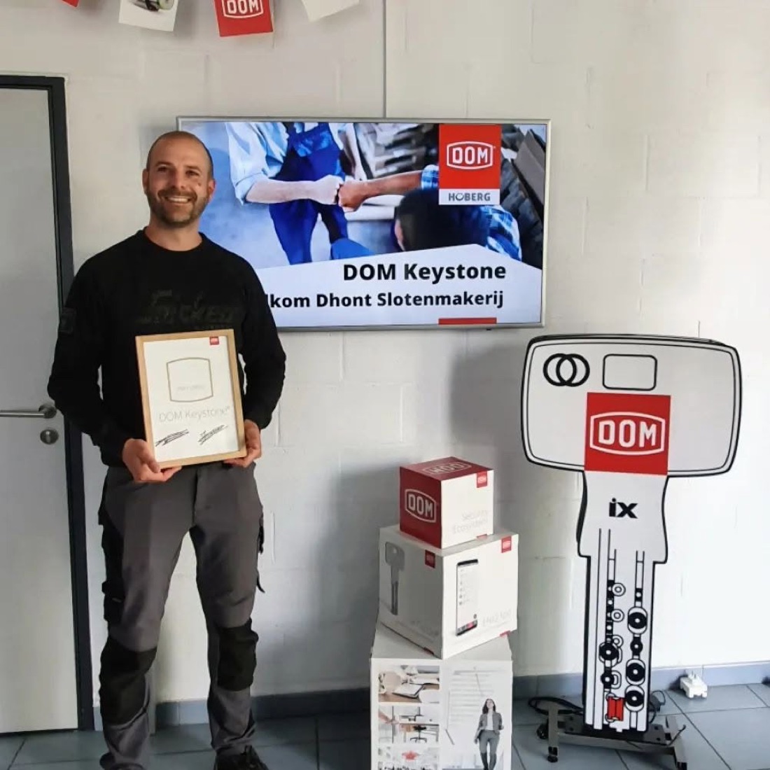 Marc Dhont met de DOM Keystone-erkenning in de winkel